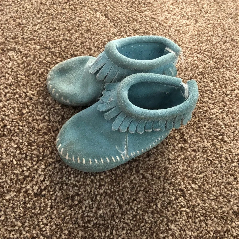 Minnetonka baby infant size 3 blue suede leather fringe booties shoes moccasins